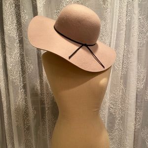 Pink floppy hat 💕